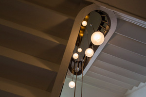 Onderaanzicht hanglamp in trappengat