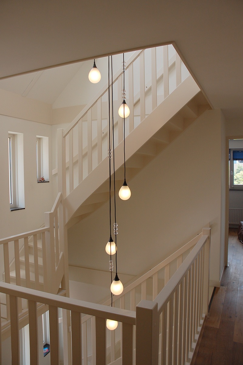 Druppel hanglamp in modern trappenhuis